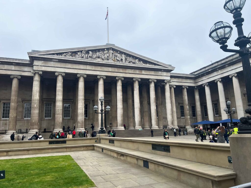 Greek style building with multiple pillars that houses the British Museum.