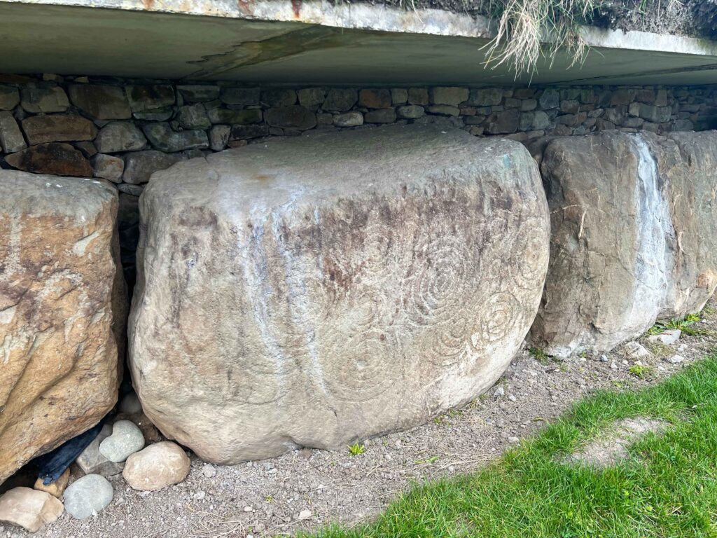 Giant boulder with carvings in spirals.